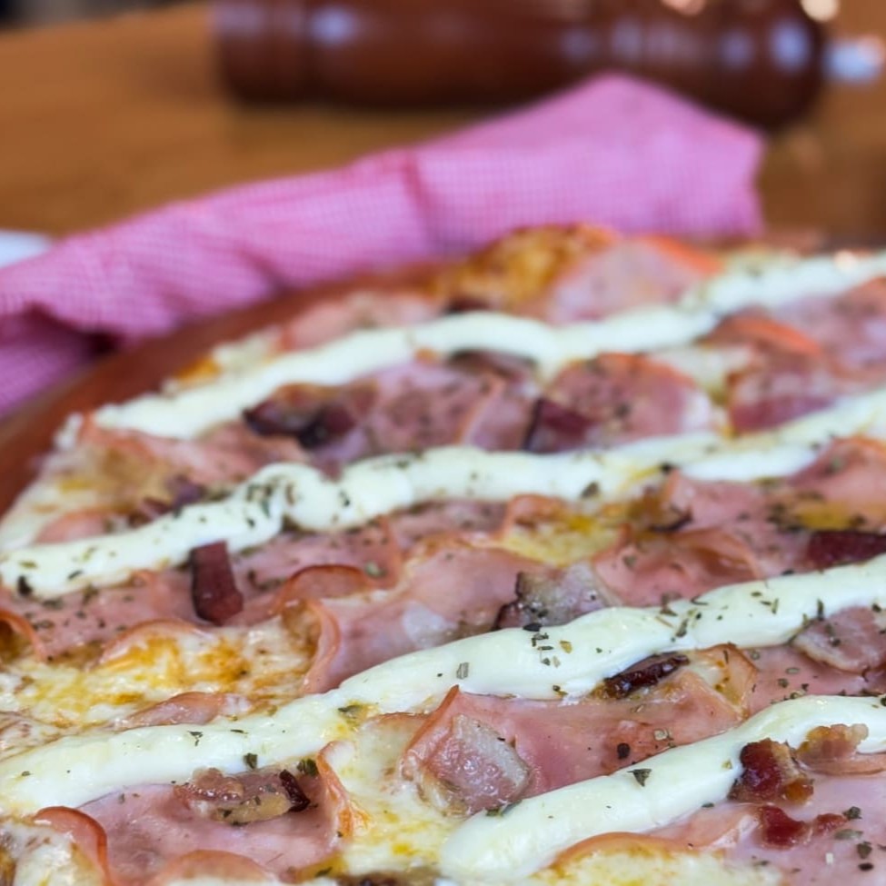 Molho da casa, mussarela, lombo canadense, catupiry, bacon e orégano.