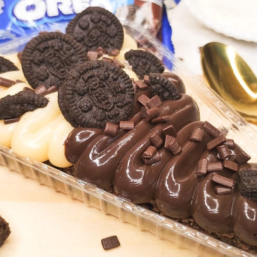Delicioso brownie bem molhadinho,brigadeiro de chocolate, brigadeiro de ninho biscoitos Oreo.