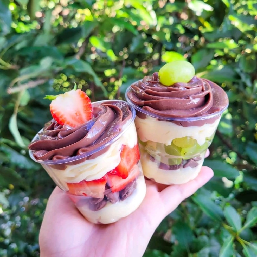 Bombom no Pote - Morango e Uva (Creme de Ninho, gotas de chocolate, creme de chocolate e frutas frescas)