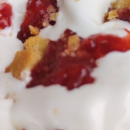 A desconstrução desta deliciosa sobremesa em forma de sorvete artesanal de cheese cake com mescla de crocante massa e geleia caseira de morango