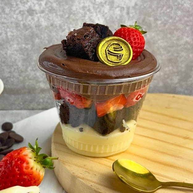 Composto por brigadeiro branco cremoso, brownie super fudge, morangos frescos e creme de chocolate :) ~Não escrevemos Bilhetes sem a compra do mesmo que está disponível no começo e final do cardápio. A Cake Shot não altera e/ou adiciona ingredientes aos produtos já formulados. - 300g Brownie - Morangos - Brigadeiro - Chocolate - Copo da felicidade - Promoção - Frete grátis