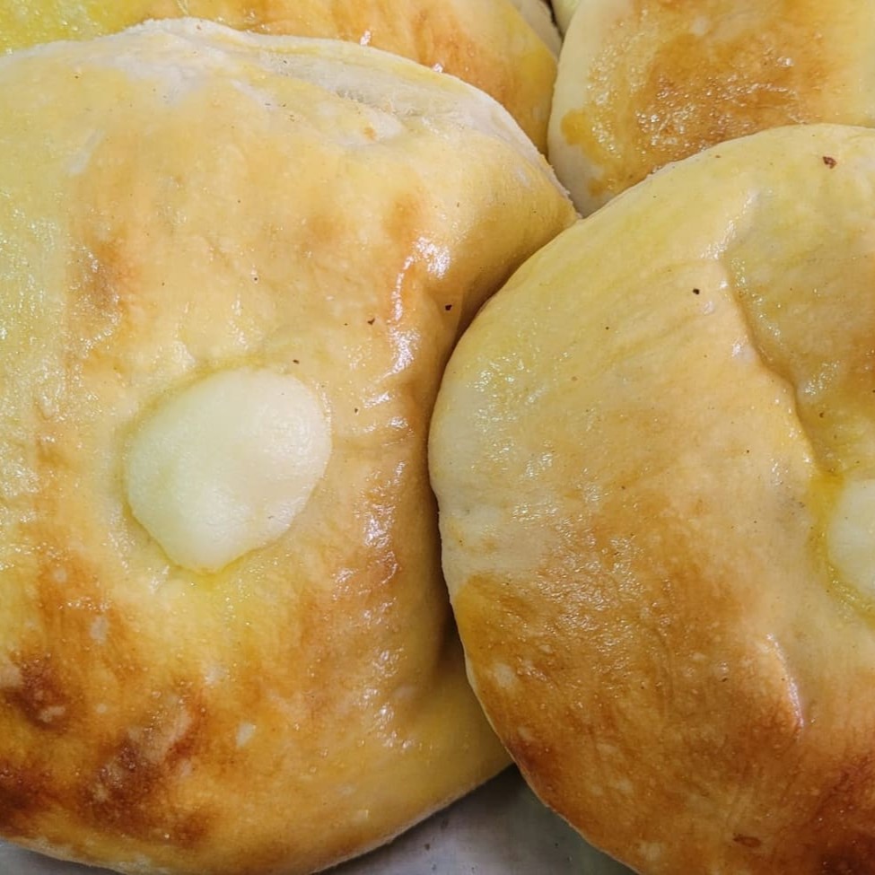 Massa pré assada com hambúrguer presunto e Catupiry