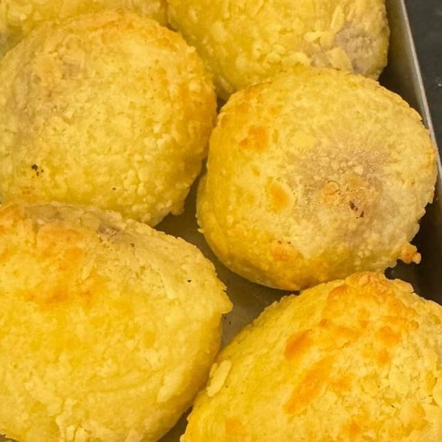 Delicioso pão de queijo recheado nos sabores carne seca e requeijão, ótimo para a hora do lanche, café da manhã, macio e bem recheado. Uma delícia.