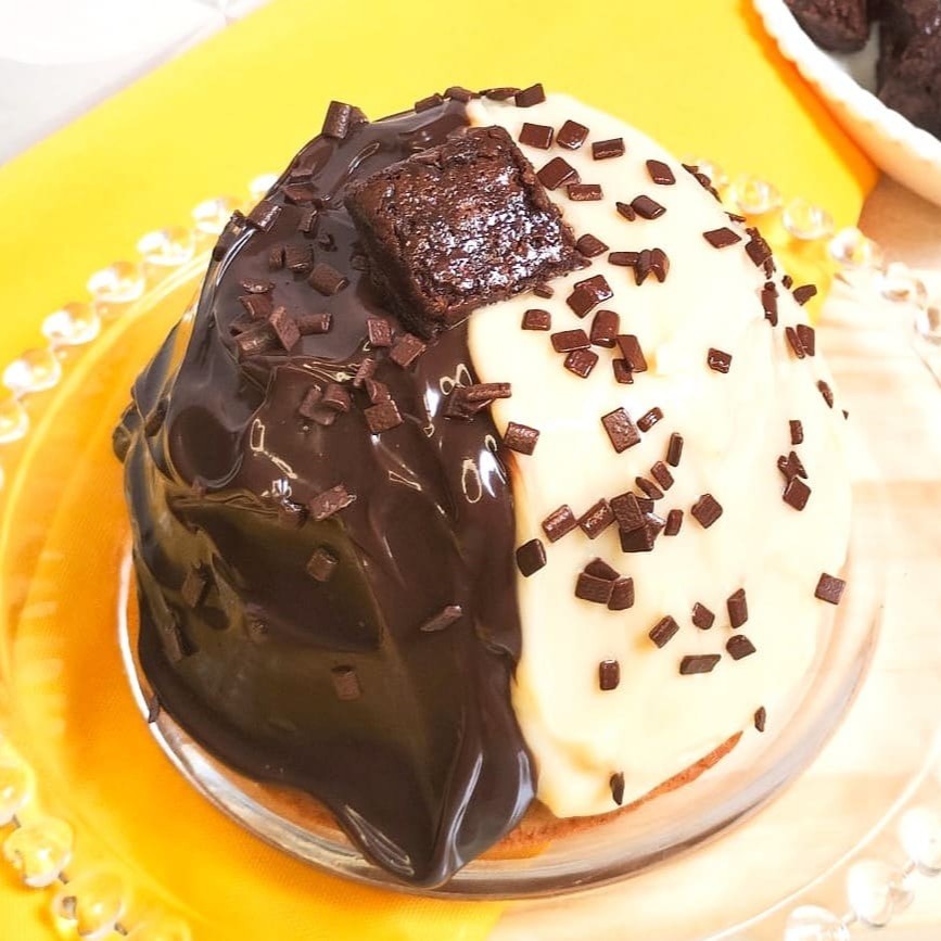 Esplendido bolo, feito com uma massa fofinha de baunilha bem fofinha Cobertura e recheio do bolo com um brigadeiro gourmet de chocolate e brigadeiro gourmet de Ninho delicioso. Finalizado com granule e brownie.serve até 2 pessoas, 340 gr aprox.