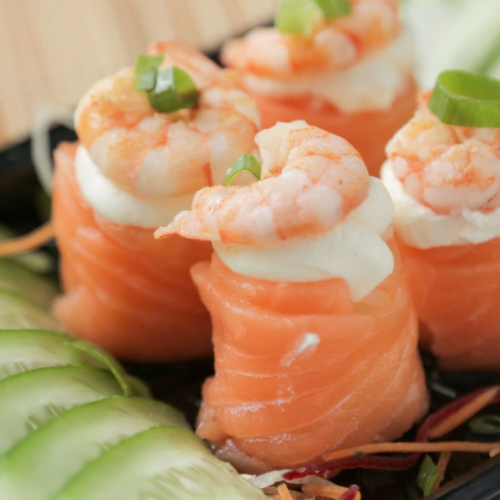 Lâmina salmão fresco com camarão, arroz japonês, cream cheese, cebolinha e gergelim. Sushi