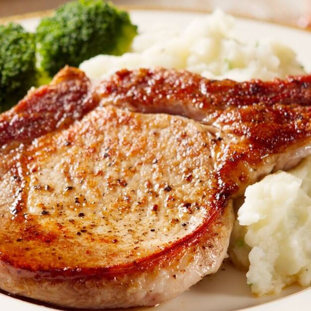 Este prato é a acompanhado de:  Suculento Carré , purê de batatas fresquinho e delicioso,  arroz, feijão e farofa.  Carré: 150g Purê: 100g Arroz: 220g Feijão: 150g Farofa: 40g  carre suino marmita martex quentinha porco bacon