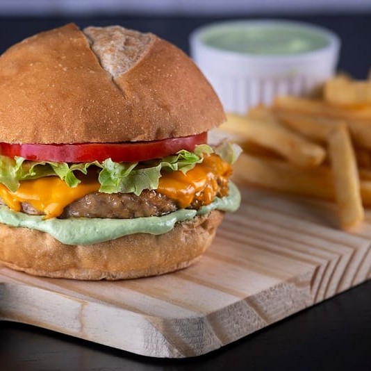 1 burgers 180gr. De frango, 1 camada de cheddar, molho verde, alface e tomate Acompanhados de uma porção de batata frita crocante e refrigerante.