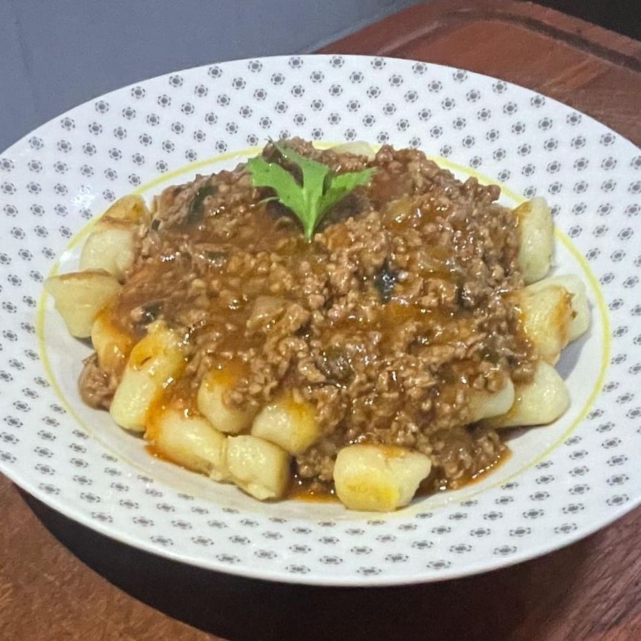 Delicioso Molho Bolonhesa de 500g (250g de massa + 250g de Molho), integrante da categoria de Molhos Tradicionais. Este primoroso molho é cuidadosamente preparado à base de carne de qualidade superior e tomates frescos e suculentos, escolhidos a dedo. A combinação perfeita desses ingredientes proporciona um sabor incrivelmente rico e uma textura irresistível, capaz de aprimorar qualquer prato. Indispensável na sua cozinha, este molho Bolonhesa é um verdadeiro clássico, trazendo consigo todo o sabor e a tradição da culinária italiana. #massa  #espaguete  #comida  #brasileira  #italiana  #point  #farfalle  #fettuccine  #talharim  #fusilli  #sucos  #polpa  #refrigerantes  #penne  #cupom  #marmita #pasta #nhoque #gnhocchi #capeletti  #ravioli  #massas frescas # #delivery #promoção #desconto #cupom #bebida #coca #spaghetti #janta #promoção #promocao #barato #coca #gratis #frete #delicia