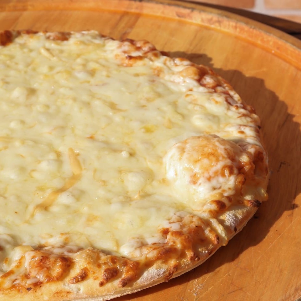 Aqui você pode escolher dois sabores na sua pizza + bebida