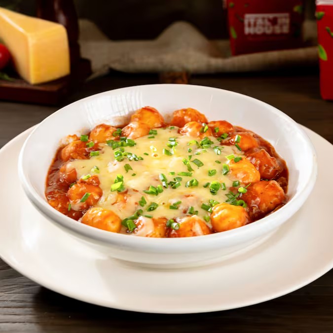 O clássico italiano, rico e cheio de sabor, preparado com carne moída, tomates italiano e especiarias. Cozido lentamente para garantir sabor, esse molho acompanha nossas massa e nhoque. Finalizado com queijo e cebolinha. (aprox. 800g)