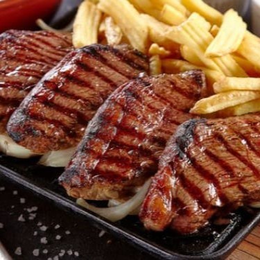 Combo de nossa delicosa e macia picanha fatiada acompanhada de nossas deliciosas batatas fritas ou nosso perfeito aipim frito.