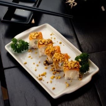 Arroz, camarão, creem cheese e cebolinha. Com uma lasca de salmão e teriaki por cima.