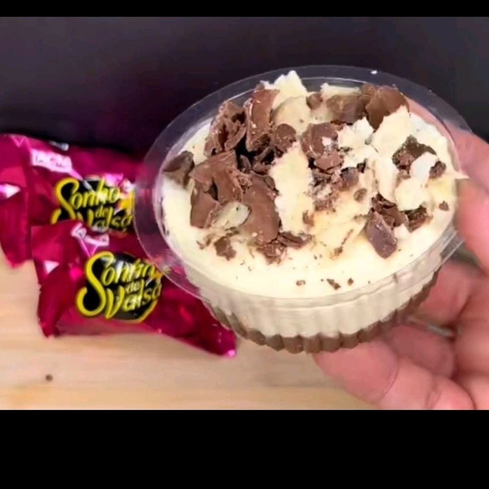 Brigadeiro cremoso,Sonho de Valsa triturado e creme de Ninho com Sonho de Valsa quebra encima