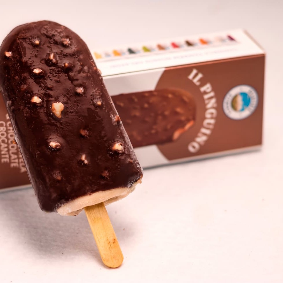 Nosso gelato de Avelã no palito, coberto com uma casquinha incrível de chocolate crocante com pedaços de avelã!