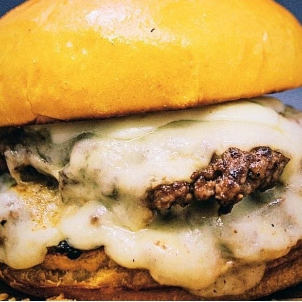 São 2 Blends Smash de 110g Cada Muito Queijo Derretido e Maionese Temperada, No Pão Artesanal selado na Manteiga.