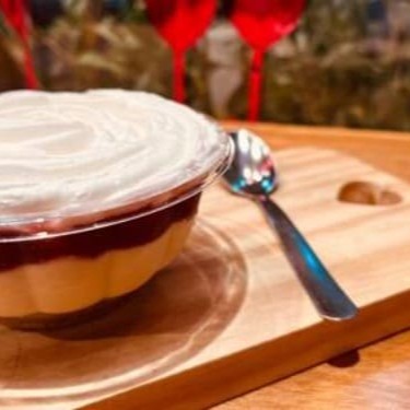 Biscoito maizena triturado, brigadeiro branco, geleia artesanal de morango e chantilly!