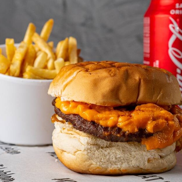 Delicioso hambúrguer de Costela angus 150gr, acompanhado de queijo cheddar, molho e cebola caramelizada + Batata frita