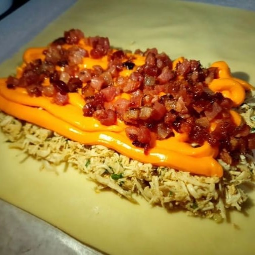 Frango desfiado , bacon e cheedar