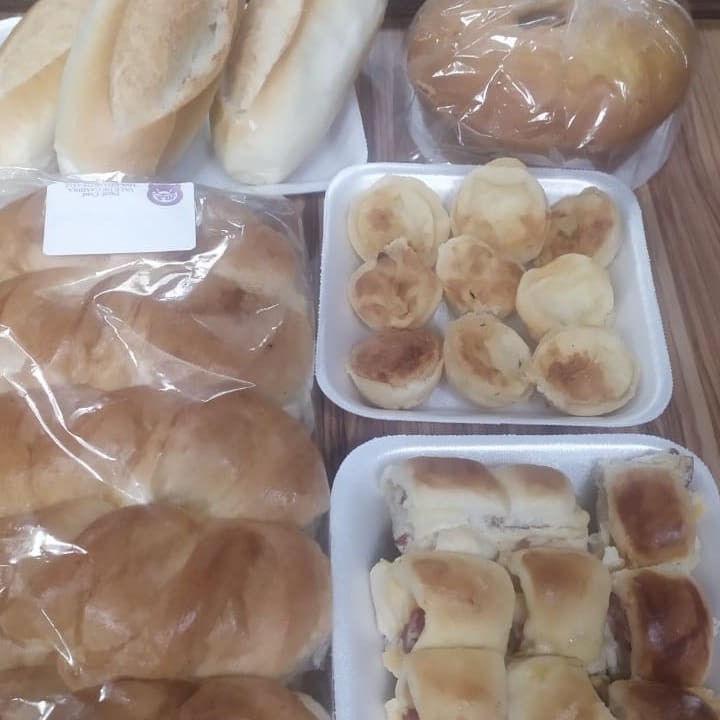 3 pães franceses 6 pães suíços 1 bolo da casa 9 empadas de queijo 9 mini joelhinhos