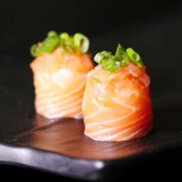 Joy de salmão é uma bolinha de arroz enrolado com neta de salmão por volta recheado com salmão batido com cebolinha