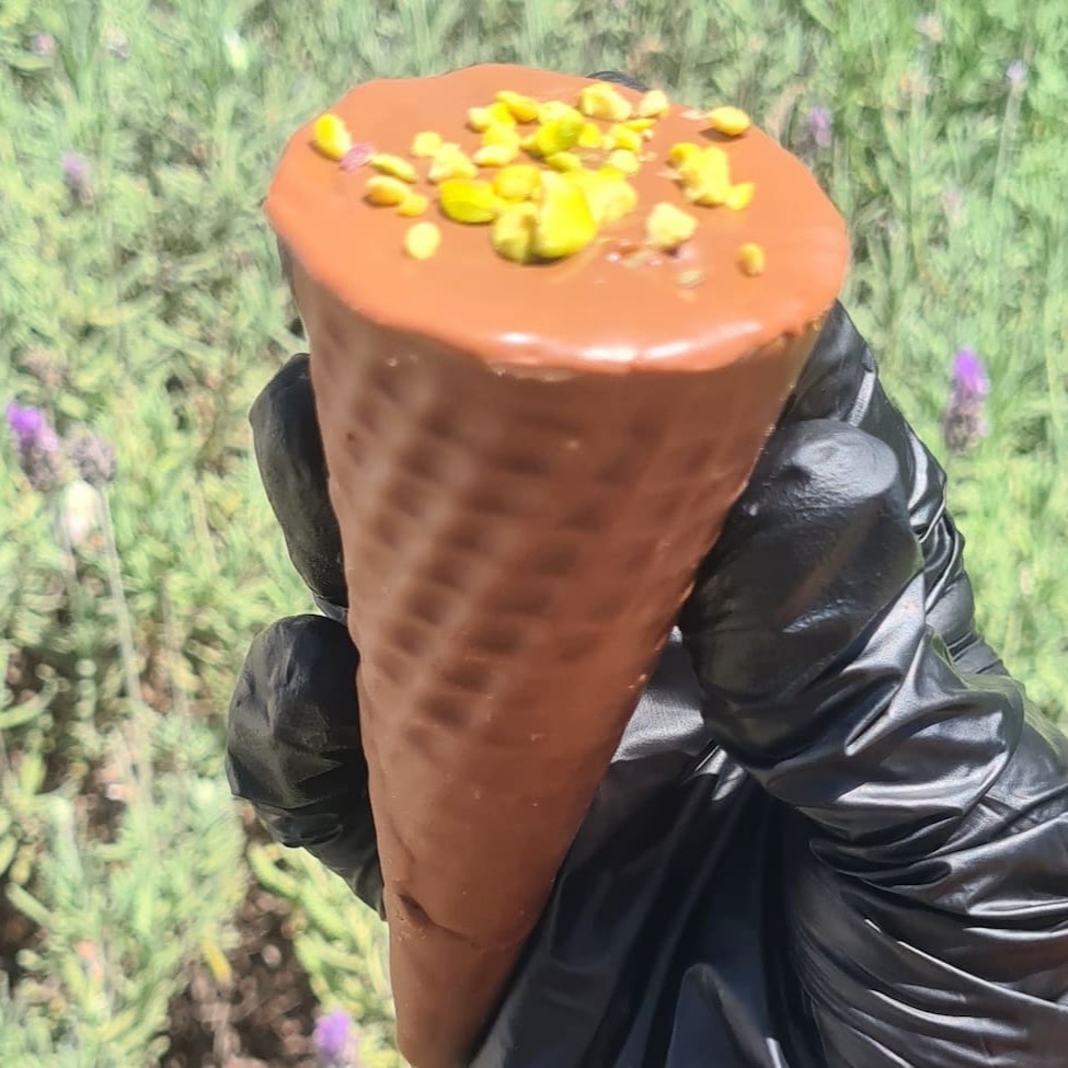 Maravilhoso cone banhado, com um recheio maravilhoso de brigadeiro de pistache, feito com pistache mesmo, finalizado com pedacinhos de pistache em cima.