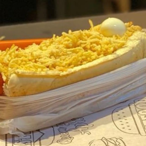 Pão, salsicha, molho, milho, ervilha, queijo ralado, batata palha, ovo de codorna, ketchup, maionese, mostarda.