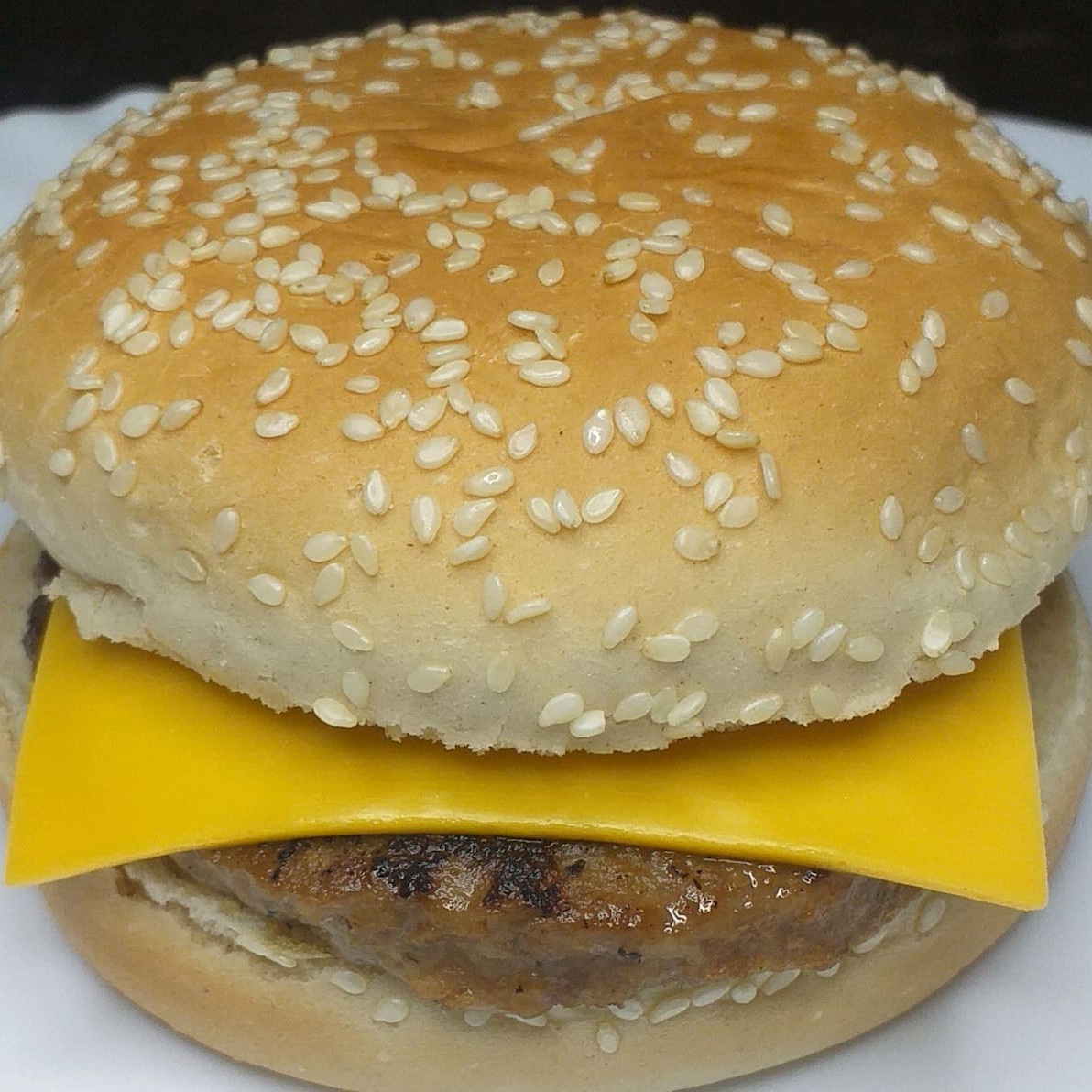 Pão com Gergelim, 1 Picanha 90g, 1 Fatia de Cheddar E Molho