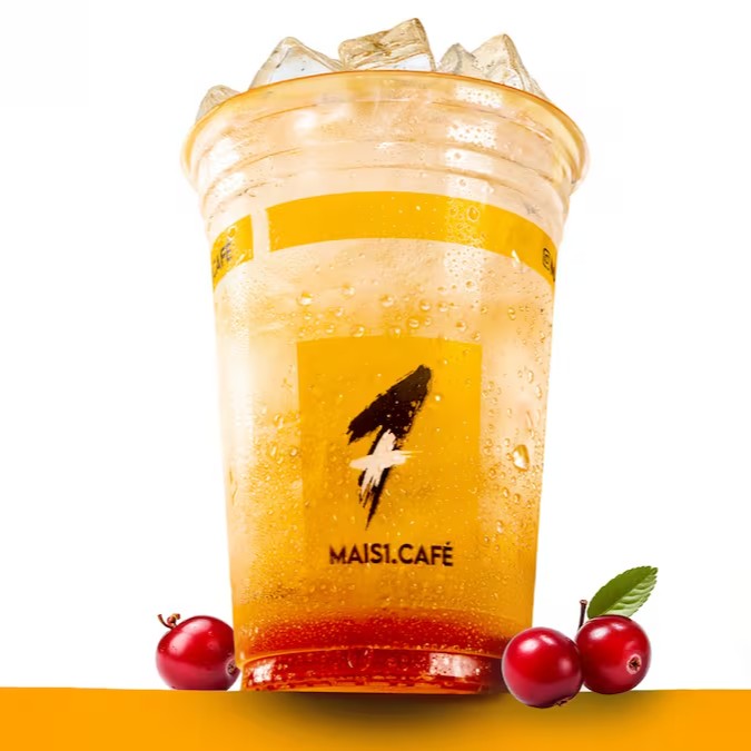 Descubra o prazer de saborear a 'Soda Italiana - Cranberry', uma bebida refrescante e sem café! Esta deliciosa opção combina a leveza da água com gás e a doçura do xarope de Cranberry, criando uma harmonia perfeita em seu paladar. Adicione ao seu pedido e surpreenda-se com essa experiência de sabor única e refrescante, ideal para qualquer momento do Dia. Experimente!