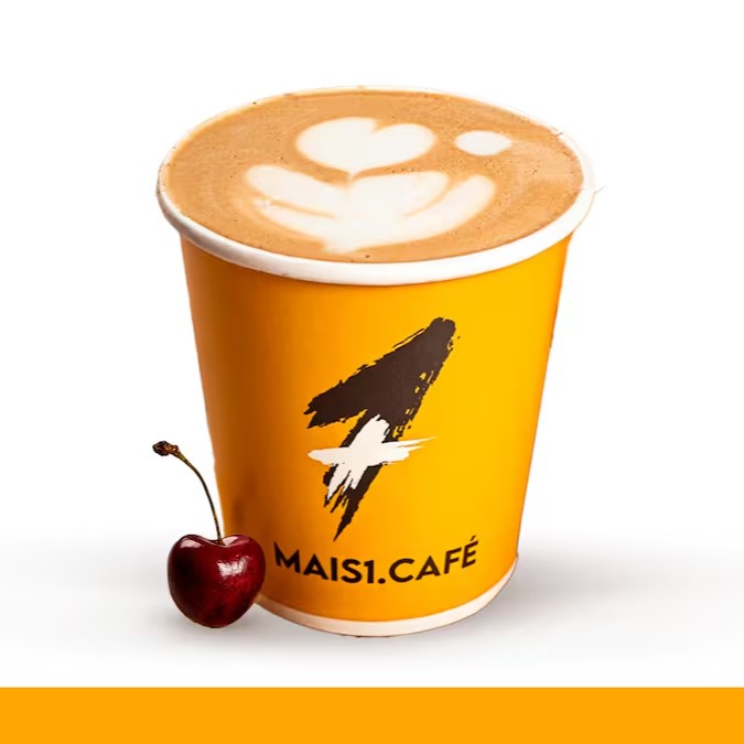 Nosso Cherryccino é uma bebida quente de 220ml que encanta todos os amantes de café. Trata-se de um espresso incrivelmente saboroso, harmoniosamente unido ao doce toque de cerejas frescas e, por fim, finalizado com a suavidade do leite. Essa combinação de sabores proporciona uma experiência única, cheia de nuances e camadas que irá surpreender e deleitar seu paladar a cada gole. Convidamos você a experimentar esse café especial, onde a cereja dá um toque mágico, tornando-o ainda mais irresistível.