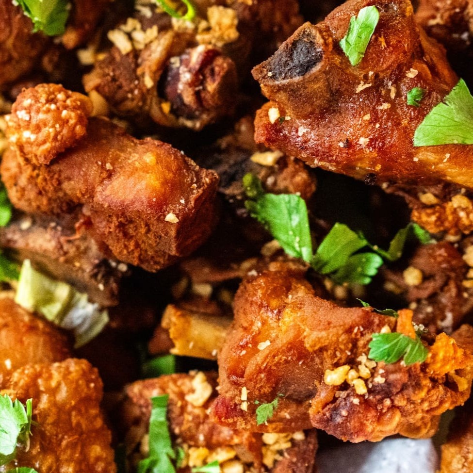 Pronto para uma explosão de sabor? Nossa porção de frango a passarinho é perfeita para dividir com amigos ou familiares! Bem temperada e preparada com cuidado para garantir que cada pedaço esteja repleto de sabor. O toque especial de alho torrado e coentro por cima adiciona um aroma irresistível e uma camada extra de delícia. Reúna sua turma e venha saborear essa tentação!