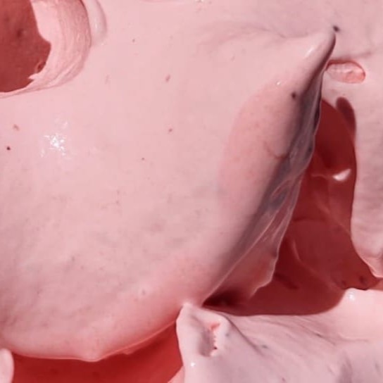 Sorvete de morango feito com uma maravilhosa calda artesanal de morangos frescos