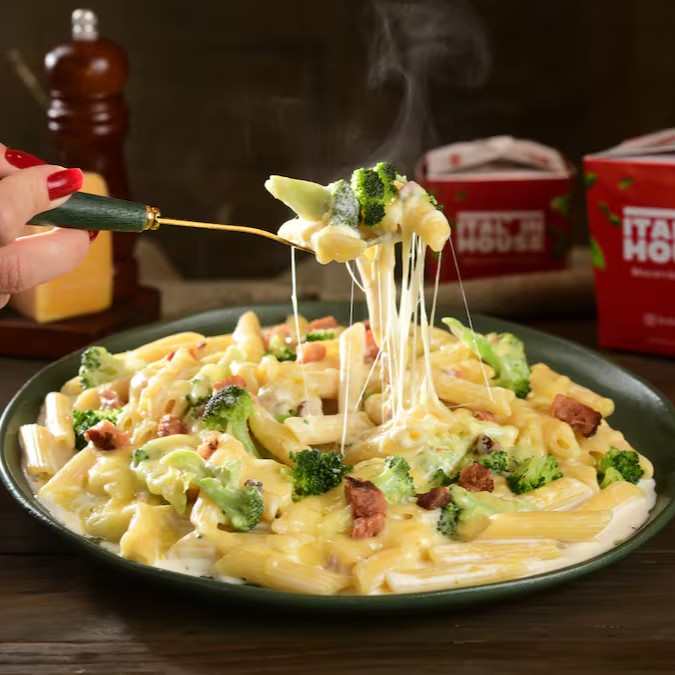 Cremoso e feito com brócolis frescos com toque de bacon. Ideal para nossas massas e nhoque, oferecendo uma combinação leve e saborosa, com sabor sutil e refrescante. Finalizado com queijo e cebolinha. (aprox. 800g)