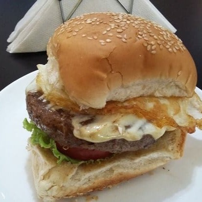 Pão, Carne, Queijo, Ovo, Salada, Batata Palha