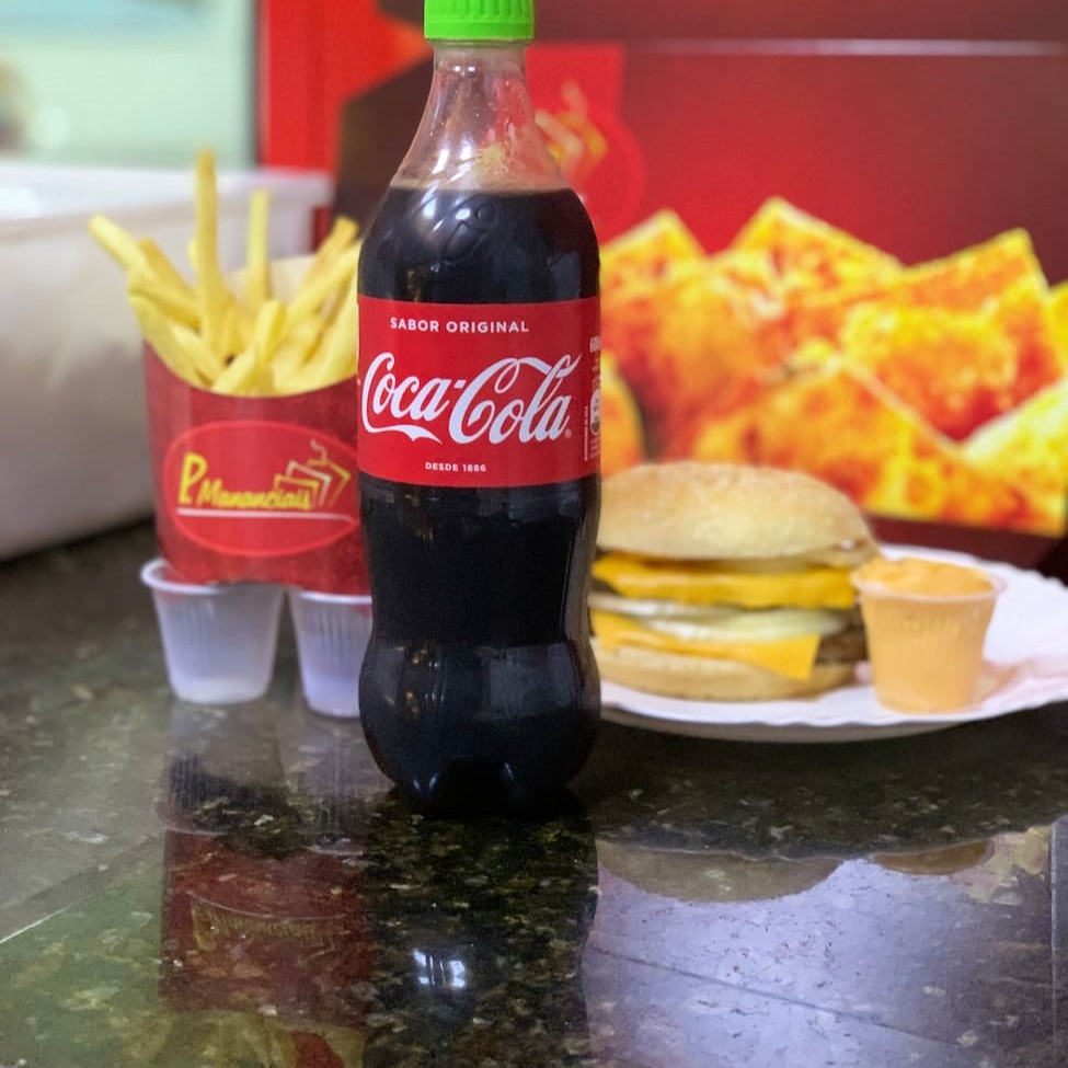 Pão, 2 hamburguers de picanha 120g cada, 2 fatias de queijo cheddar, cebola e molho Billy Jack. + Batata-frita pequena + Refrigerante de 600ml à sua escolha.