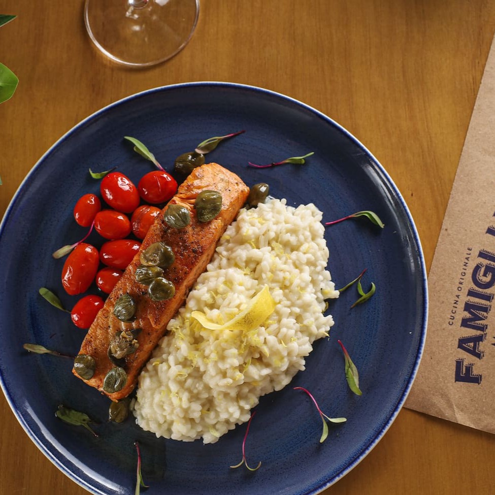 Nosso suculento filé de salmão grelhado, coberto com um delicado molho de alcaparras, azeitonas e tomatinhos assados para completar. Acompanham um risoto cremoso de limão siciliano, que traz um toque cítrico e refrescante ao prato.
