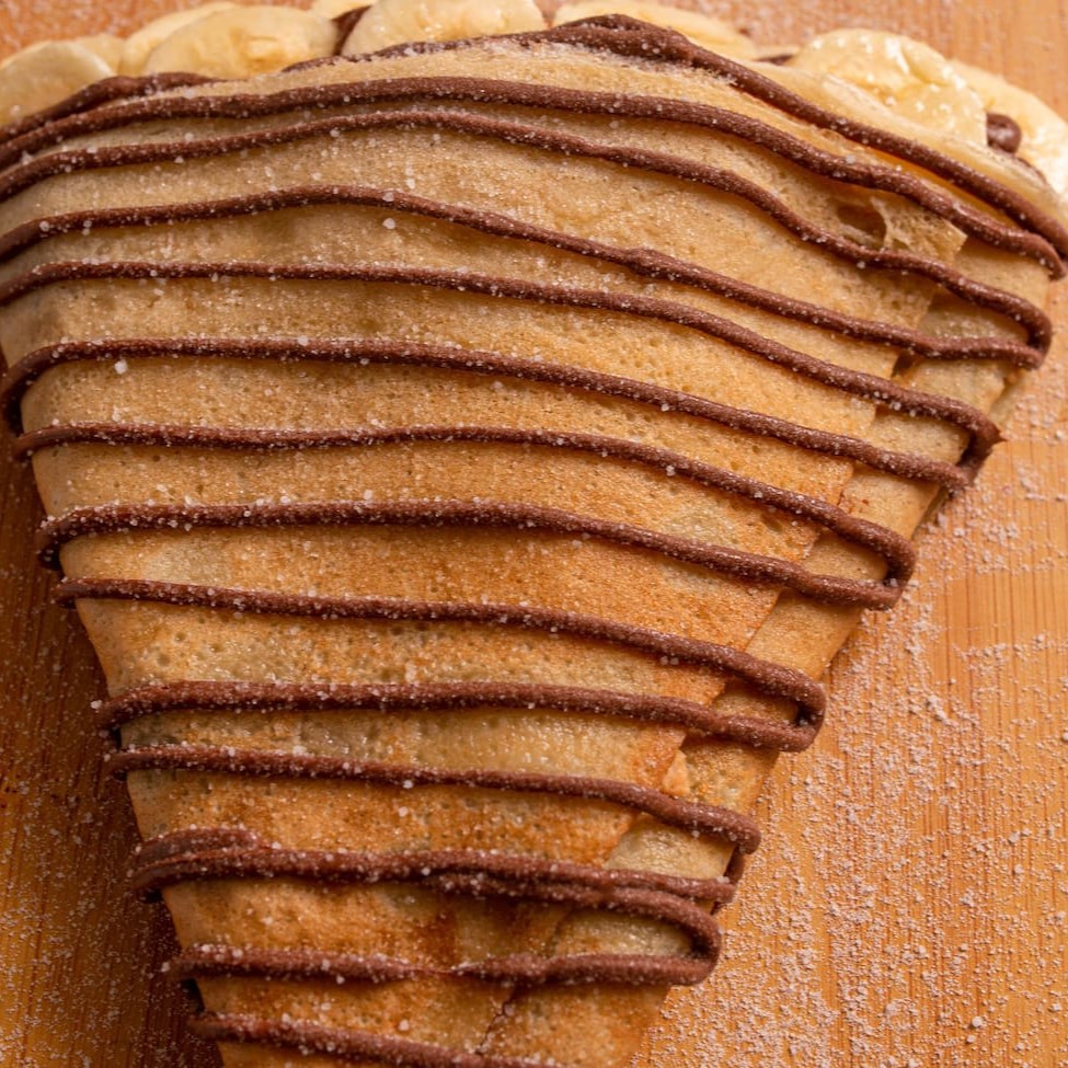 Delicioso crepe recheado com chocolate preto ou branco Nestlé