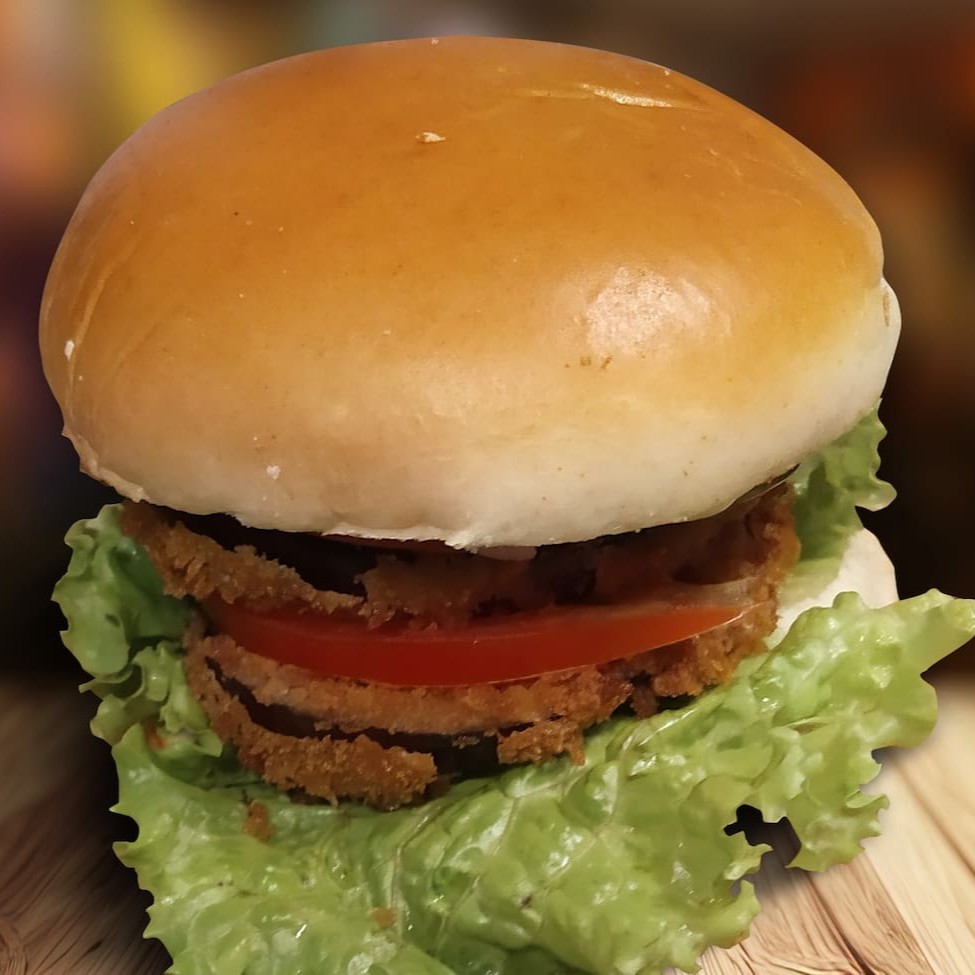 Pão brioche, hambúrguer de berinjela crocante, alface, tomate, cebola roxa e maionese da casa.