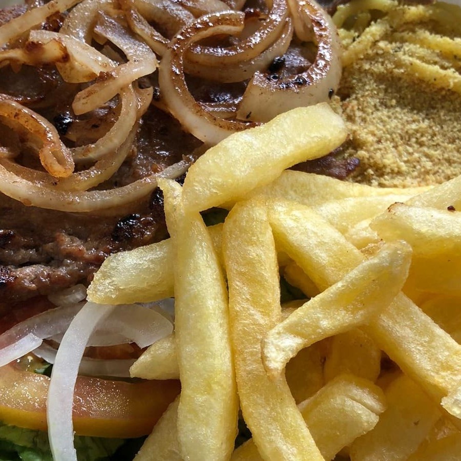 Arroz, Feijao, Macarrao, Farofa, Salada Verde E Fritas