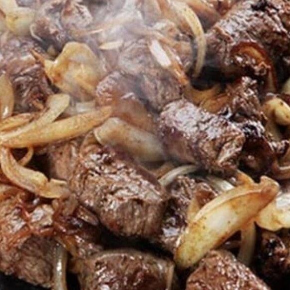 Tiras de contra filé acebolado com b. Frita arroz feijão e farofa.