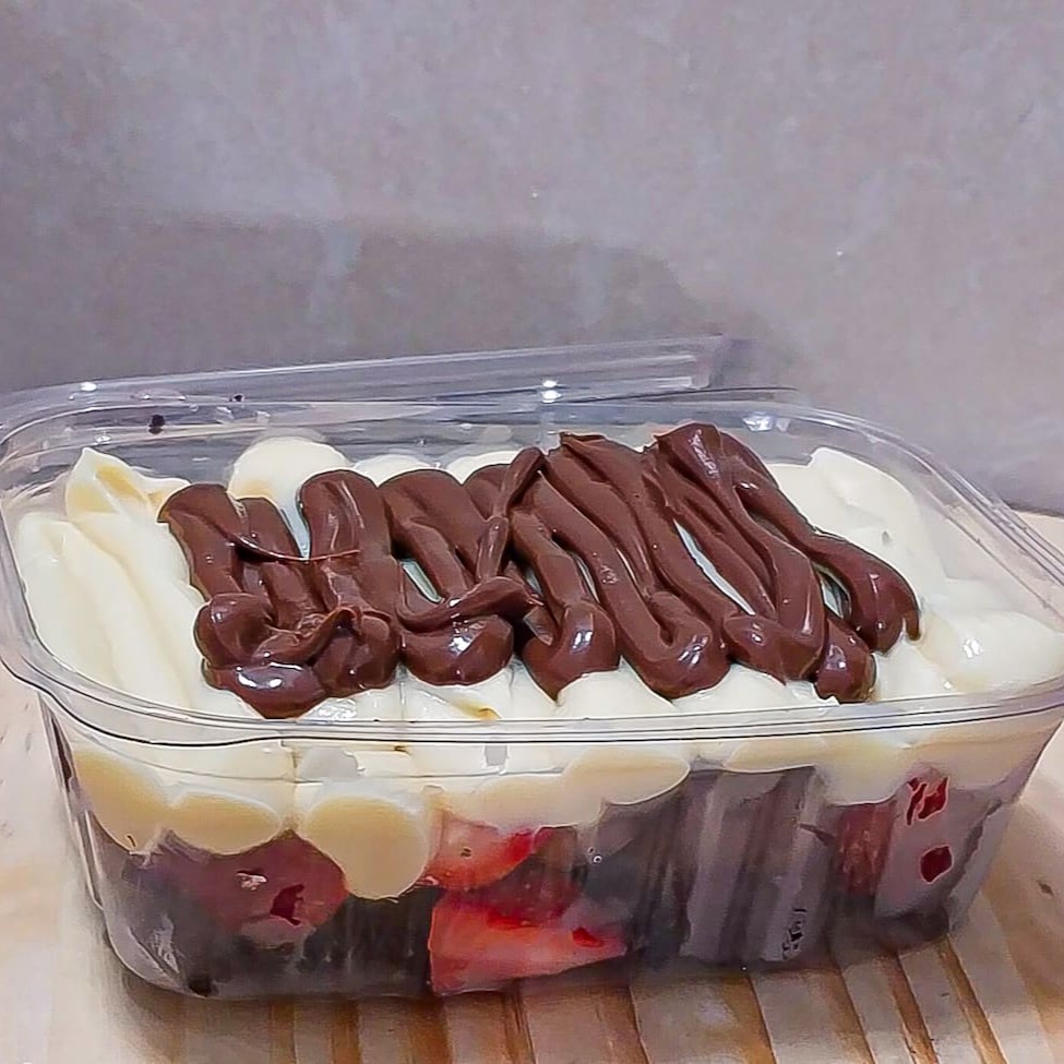 Pote de 250 ml recheado com nosso delicioso brownie chocolatudo , morangos frescos selecionados , creme de leite ninho e finalizado com Nutella Pura