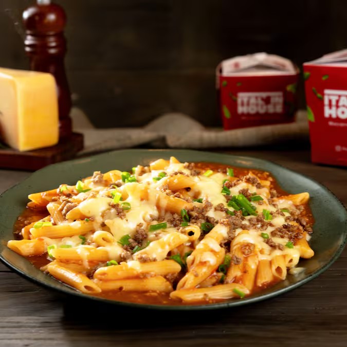 O clássico italiano, rico e cheio de sabor, preparado com carne moída, tomates italiano e especiarias. Cozido lentamente para garantir sabor, esse molho acompanha nossas massa e nhoque. Finalizado com queijo e cebolinha.