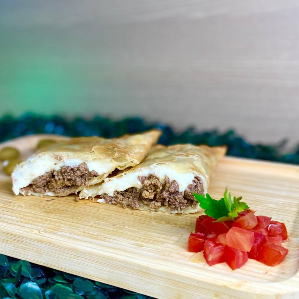 Massa crocante e sequinha recheada com carne moída e Catupiry cremoso. O clássico elevado à máxima potência de sabor e cremosidade. Podendo turbinar com o complemento da sua preferência.