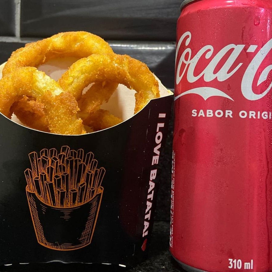 Nossos anéis de cebola empanado + 1 Bebida da sua escolha.