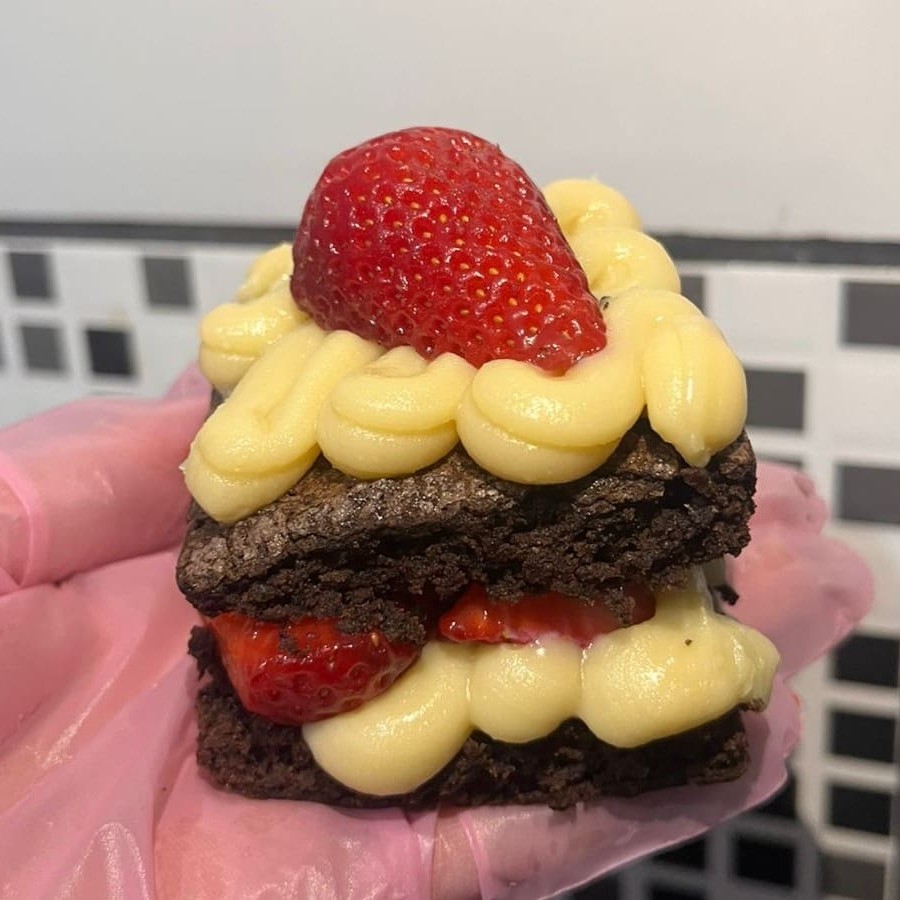 Brownie recheado Ninho com pedaços de morangos frescos.