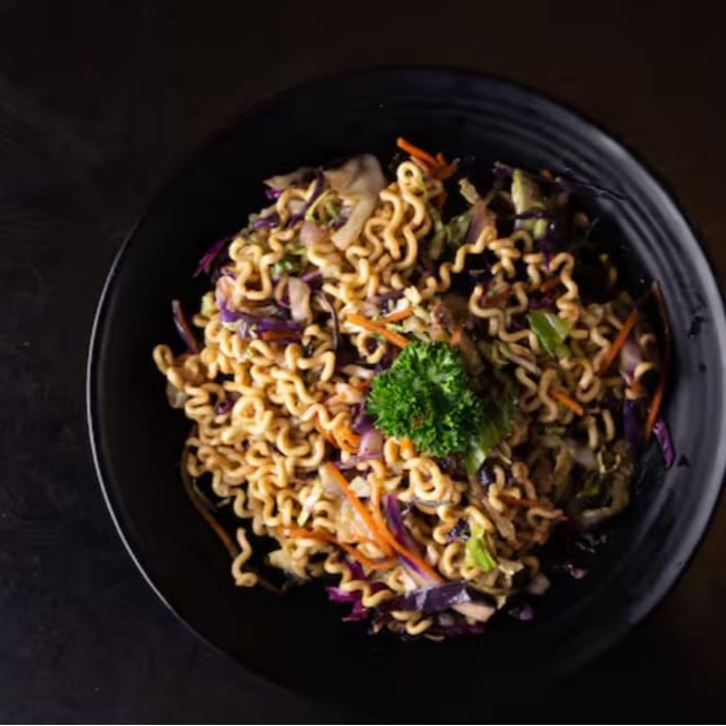 Macarrão al dente  + mix crocante de legumes frescos  + molho especial Tonkatsu  Opção vegetariana cheia de sabor e textura!