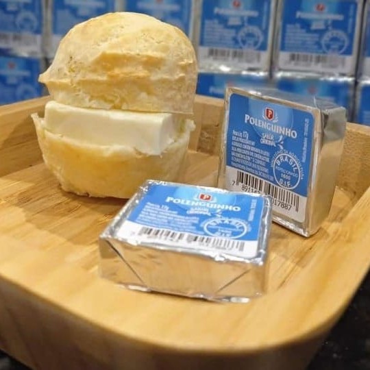 Deguste o nosso clássico 'Pão Francês com Polenguinho', da categoria 'Lanches da Casa'. Este prato é preparado na hora, garantindo a você frescor e sabor inigualável. O pão francês, crocante por fora e macio por dentro, harmoniza perfeitamente com o cremoso queijo Polenguinho. Esta combinação é a pedida perfeita para um lanche rápido, mas delicioso e gratificante. Venha saborear este prazer simples e irresistível que só nossa casa pode lhe oferecer!