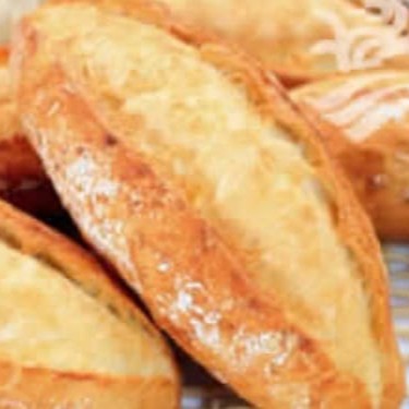 Casca crocante, interior macio e sabor marcante. O pão italiano é ideal para acompanhar queijos, vinhos ou pratos quentes. Um clássico rústico e delicioso.