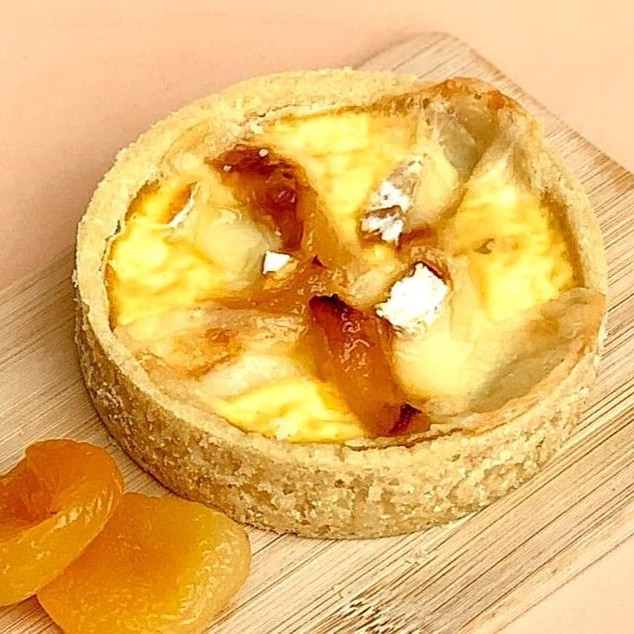 Massa artesanal, leve e crocante, recheada com um creme de queijo brie e pedaços de damasco, que trazem o equilíbrio perfeito entre o sabor marcante do queijo e o toque adocicado da fruta.   --------- tags ---------  menor preço , preço baixo , 0,99 , desconto , promoção , cupom , entrega rápida , frete grátis , barato , aniversario , presente , surpresa , parabéns , vela , kit festa , família , kids , sobremesa , doceria , confeitaria , Dia dos pais , festa junia , recheado , caseiro , vovo , lanche , 4 queijos , pão de mel , fundi , Contemporânea , Cafeteria , Baiana , Indiana , Francesa , Frangos , Coreana , Carnes, Africana, Árabe , Brasileira , Argentina , Marmita , Marroquina , Grega , Espanhola , Congelados Fit , Alemã , Açaí , Salgados , Saudável , Mediterrânea , Mexicana , Frutos Do Mar , Gaúcha , Colombiana , Tapioca , Mineira , Nordestina , Padaria , Doces & Bolos , Crepe , Congelados , Asiática , Chinesa , Vegana , Vegetariana , Xis , Panqueca , Paranaense , Pastel , Cozinh
