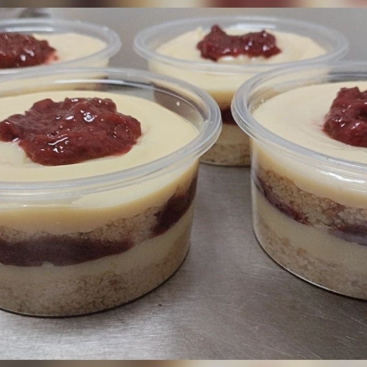 Camadas de bolo de massa branca com recheio de Leite Ninho com geleia artesanal de morango.