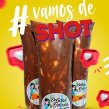 Apresentamos nosso 'Shot', uma joia da categoria 'Sacolé Gourmet Chocolates Especiais'. Este deleite é composto por uma suave e cremosa massa de chocolate ao leite, enriquecida com creme de leite e leite condensado, e uma indulgente barra de chocolate Shot. Como toque final, a casquinha é delicadamente trufada e adornada com crocantes amendoins. Com 150ml de recheio indulgente e aproximadamente 15 cm de puro prazer, este sacolé é a perfeição em forma de doce. Experimente a cremosidade e a rica fusão de sabores deste luxuoso sacolé gourmet. #shot #cremosidade #sacolegourmet #amendoim #promoções #omelhor #chocolateblend #chocolateaoleite